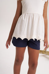Short Azul turqui con bolsillo festoneado
