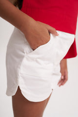 Short marfil con bolsillo festoneado